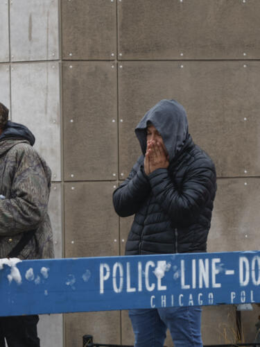 Un grupo de migrantes recibe comida fuera de la zona de desembarco de migrantes durante una tormenta de invierno el 12 de enero de 2024 en Chicago, Illinois. El gobernador de Texas, Greg Abbott, un republicano acérrimo, ha intentado llevar el debate sobre la inmigración a todo el país enviando a miles de migrantes a ciudades del norte lideradas por los demócratas.