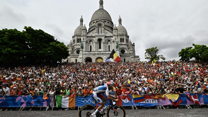 Le coureur français Julian Alaphilippe passe devant le Sacré-Coeur, en haut de Montmartre, le 3 août.