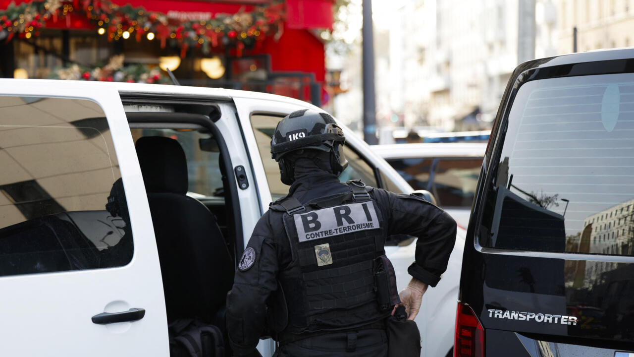 A French National Police Search and Intervention Brigade officer (BRI) stands near a restaurant in the Parisian suburb of Issy-les-Moulineaux on November 16, 2024.