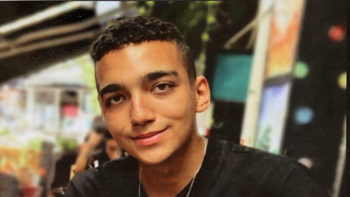 fotografía, tomada el 21 de enero de 2025, muestra un cartel con el retrato del rehén israelí-estadounidense Edan Alexander, retenido en la Franja de Gaza desde los ataques del 7 de octubre de 2023 contra Israel perpetrados por militantes de Hamás.