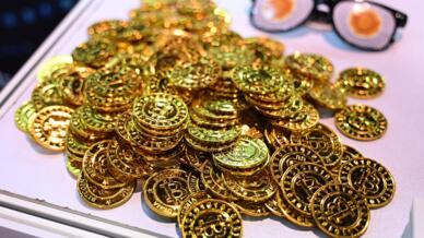 صورة توضيحية لعملة البيتكوين تم التقاطها خلال حدث رئيسي لشركة Coindesk، منصة البيانات للاقتصاد العالمي للعملات المشفرة، في مركز المؤتمرات والمعارض في هونغ كونغ في 19 فبراير/شباط 2025.