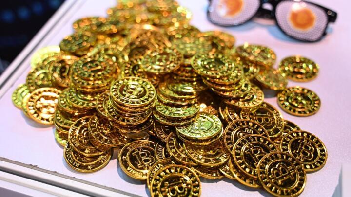 صورة توضيحية لعملة البيتكوين تم التقاطها خلال حدث رئيسي لشركة Coindesk، منصة البيانات للاقتصاد العالمي للعملات المشفرة، في مركز المؤتمرات والمعارض في هونغ كونغ في 19 فبراير/شباط 2025.