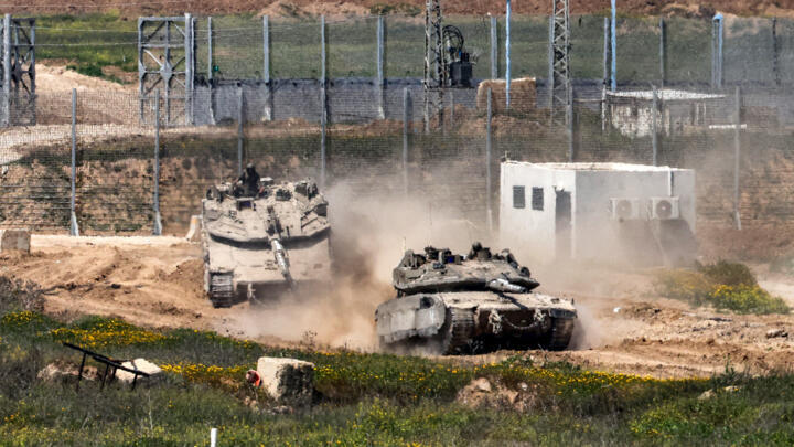Archivo: tanques del ejército israelí se mueven a su posición en el sur de Israel a lo largo de la valla fronteriza con el norte de la Franja de Gaza el 18 de marzo de 2025.