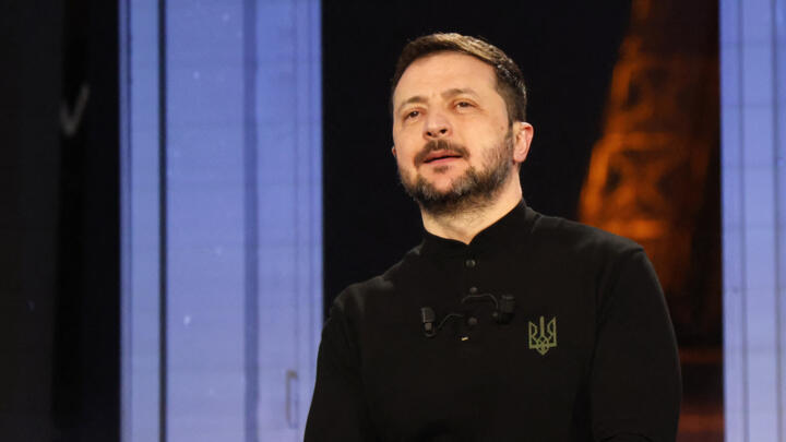 Le président ukrainien Volodymyr Zelensky sur le plateau de l'émission, à Paris, le 26 mars 2025.