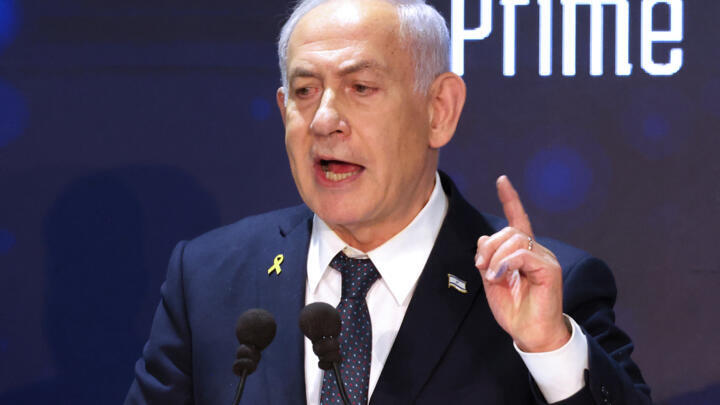 رئيس الوزراء الإسرائيلي بنيامين نتانياهو يتحدث خلال مؤتمر حول معاداة السامية في القدس في 27 آذار/مارس 2025. 