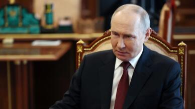 Le président Vladimir Poutine rencontre le chef d'état-major général des forces armées russes à Moscou, le 19 avril 2025.