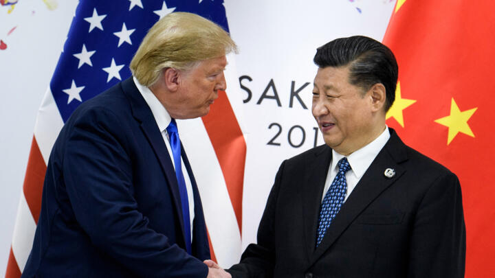 Esta foto de archivo, tomada el 28 de junio de 2019, muestra al presidente de China, Xi Jinping (der.), estrechando la mano del presidente de Estados Unidos, Donald Trump, antes de una reunión bilateral en el marco de la Cumbre del G20 en Osaka.