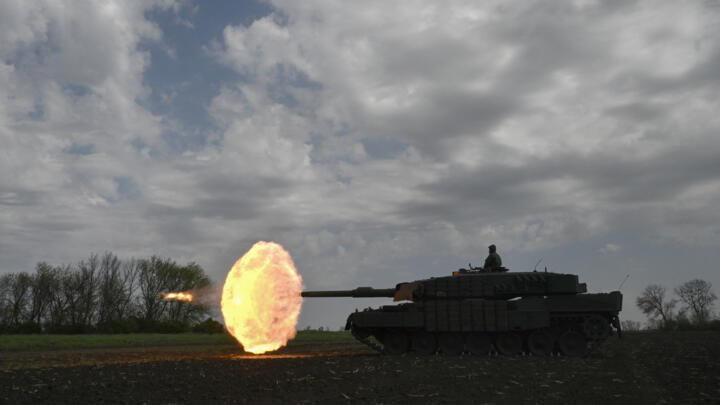 Une équipe sur un char ukrainien tire un coup de feu lors d'un exercice d'entraînement dans un lieu non divulgué en Ukraine, le 30 avril 2025.
