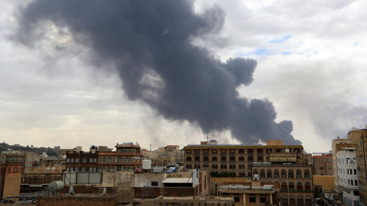 De la fumée s'échappe dans le ciel de Sanaa après des frappes israéliennes, le 6 mai 2025, sur la capitale du Yémen.
