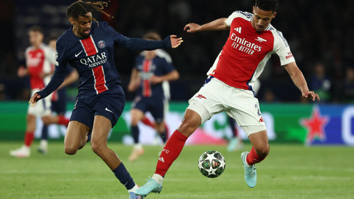 Le milieu offensif du PSG Désiré Doué perd le ballon au profit du défenseur d'Arsenal William Saliba durant le match de Ligue des champion retour au Parc des Princes, à Paris, le 7 mai 2025.
