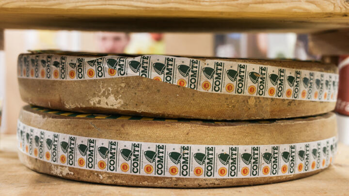 Meules de comté sur un stand de producteurs au Salon de l'Agriculture, le 24 février 2025.