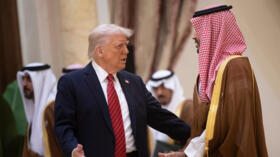 El presidente de Estados Unidos, Donald Trump, habla con el príncipe heredero saudí, Mohammed bin Salman, antes de posar para una foto familiar con los líderes del Golfo durante una reunión del Consejo de Cooperación del Golfo (CCG) de seis naciones en Riad, el 14 de mayo de 2025.