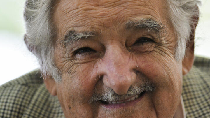 El expresidente uruguayo José 'Pepe' Mujica sonríe durante una conversación antes de la instalación del Comité Internacional de Dignatarios para monitorear, promover y verificar la implementación de los acuerdos de paz entre el Gobierno de Colombia y las FARC el 30 de marzo de 2017 en Cali, Colombia. Felipe González y José Mujica fueron elegidos por el Gobierno colombiano y las FARC para encabezar el mecanismo de verificación internacional de los acuerdos de paz.