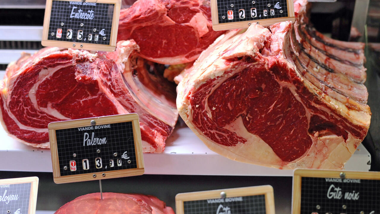 Un étal de boucherie, en France.