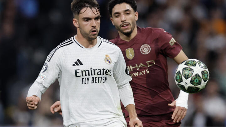 El central español del Real Madrid Raúl Asencio (izquierda) durante el partido de Champions League contra Manchester City, en el Santiago Bernabéu, el 19 de febrero de 2025