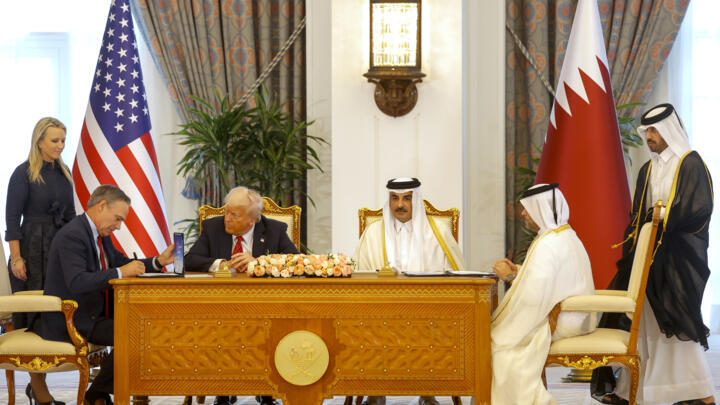 L'émir du Qatar Tamim ben Hamad al-Thani, le président américain Donald Trump, les PDG de Boeing Kelly Ortberg et de Qatar Airways Badr Mohammed al-Meer au palais royal de Doha le 14 mai 2025.