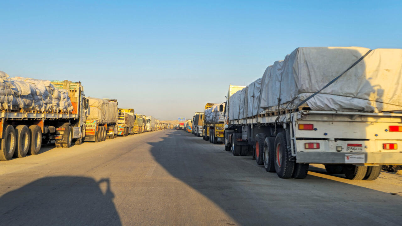 Des camions d'aide humanitaire attendent après qu'Israël a bloqué leur entrée à Gaza, dans la ville d'al-Arich, en Égypte, le 10 mars 2025.