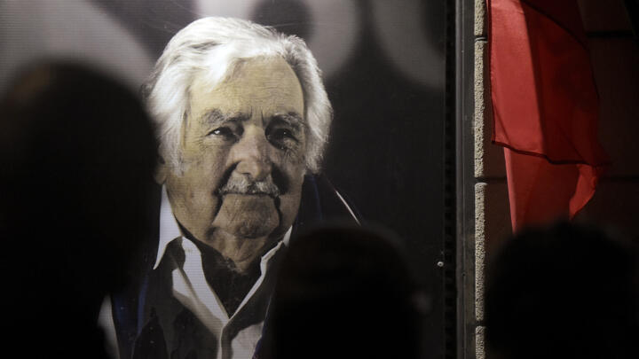 Un retrato del expresidente uruguayo José Mujica en la sede de su partido, el Frente Amplio, en Montevideo, el 13 de mayo de 2025.