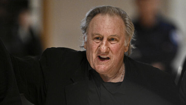 L'acteur français Gérard Depardieu quitte la salle d'audience lors d'une pause dans le cadre de son procès, au tribunal correctionnel de Paris, le 25 mars 2025