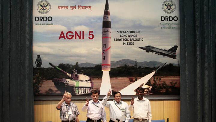 Les responsables de l'équipe de test de lancement du missile Agni-V, posent après une conférence de presse à New Delhi, le 20 avril 2012.