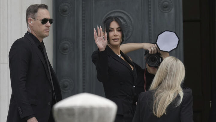 L'arrivée de Kim Kardashian au palais de justice de Paris, sur l'île de la Cité, pour témoigner au procès du spectaculaire braquage dont elle a été victime en 2016.