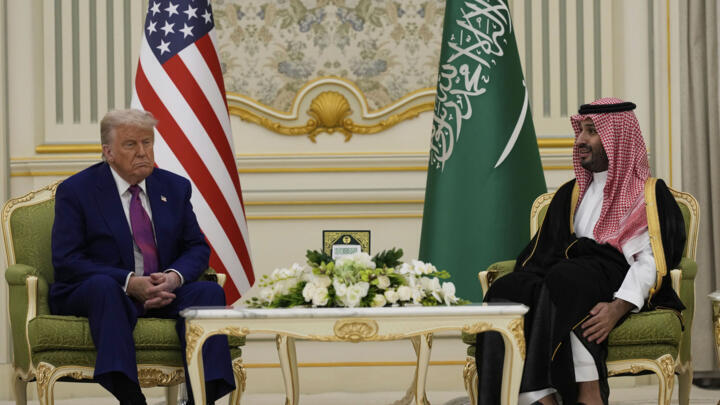 الرئيس دونالد ترامب وولي العهد السعودي الأمير محمد بن سلمان يتحدثان خلال اجتماع في القصر الملكي في الرياض، المملكة العربية السعودية، الثلاثاء 13 أيار/مايو 2025. 