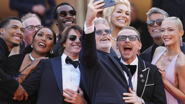 De gauche à droite : Greg Tarzan Davis, Eddie Hamilton, Angela Bassett, Tramell Tillman, Tom Cruise, Christopher McQuarrie, Hannah Waddingham, Simon Pegg, Esai Morales et Pom Klementieff posent pour u