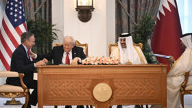 Boeing CEO Kelly Ortberg, US President Donald Trump and Qatar's Emir Sheikh Tamim bin Hamad al-Thani (R) at the Royal Palace in Doha, on May 14, 2025