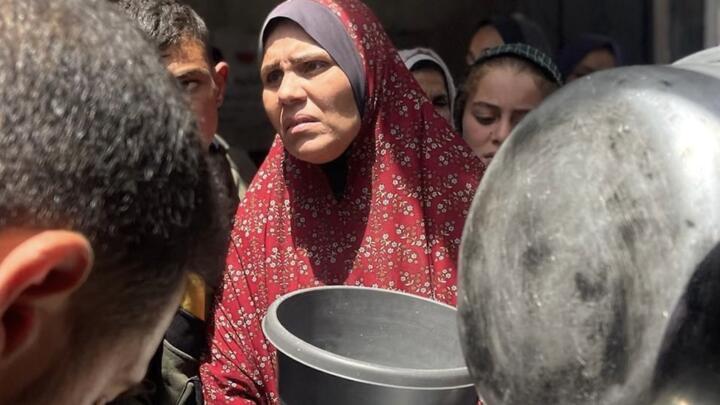 Une femme attend son repas dans une soupe populaire de la bande de Gaza.