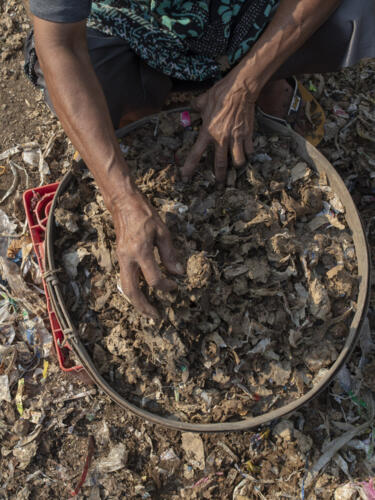 Nuriyah, una anciana de la aldea de Sumberejo, separa manualmente el papel del plástico hasta que consigue una cantidad suficiente para revenderlo a la fábrica de reciclaje.