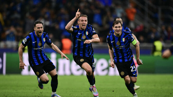 Inter Milan's Italian midfielder #16 Davide Frattesi (C) celebrates scoring his team's fourth goal during the UEFA Champions League semi-final second leg football match between Inter Milan and FC Barcelona at the San Siro stadium in Milan on May 6, 2025.