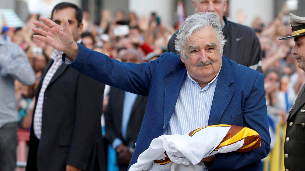 FOTO DE ARCHIVO: El presidente de Uruguay, José Mujica, saluda a la gente después de recibir la bandera uruguaya en el último día hábil de su mandato en Montevideo, Uruguay, el 27 de febrero de 2015.