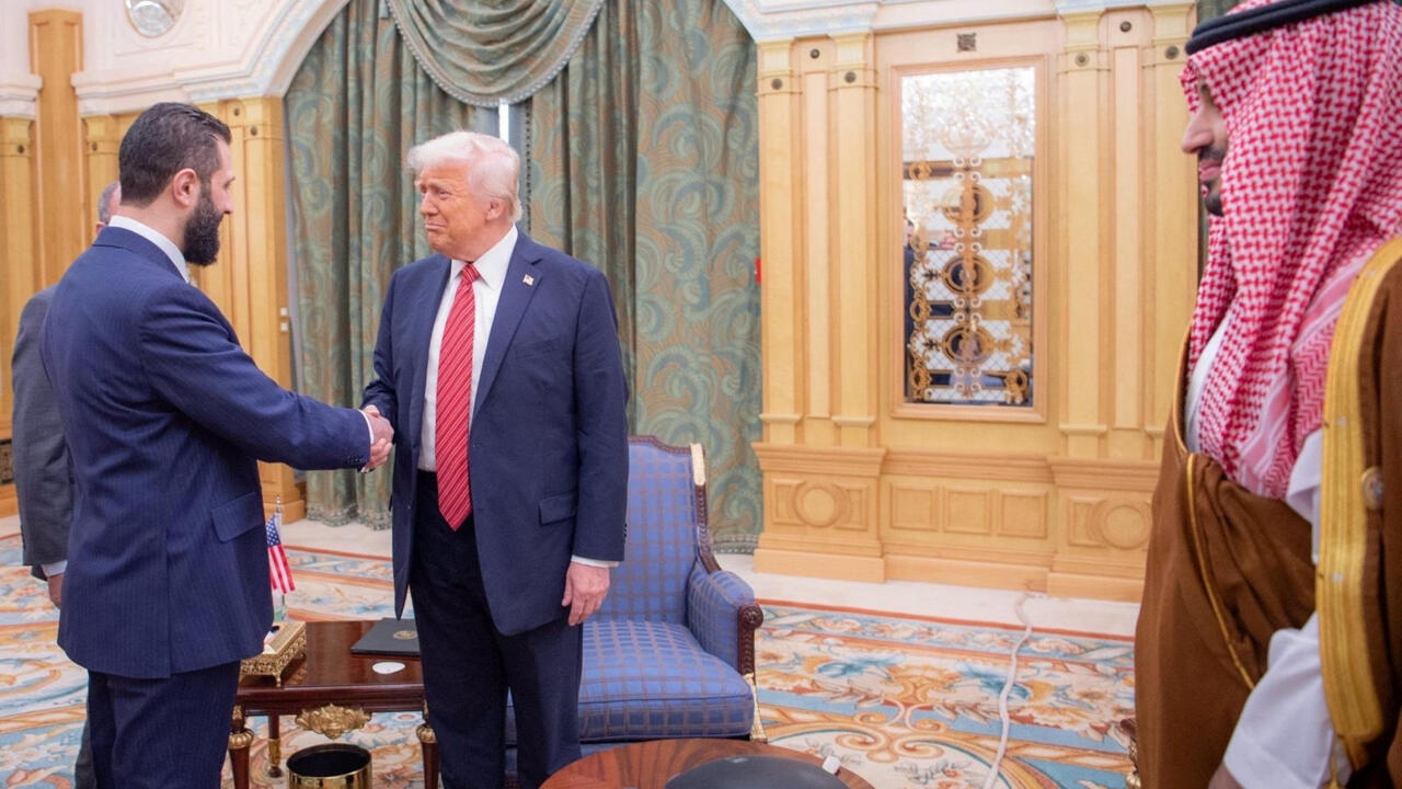 El presidente de Estados Unidos, Donald Trump, se reúne con el presidente sirio, Ahmed al-Sharaa, en Riad, Arabia Saudita, en este folleto publicado el 14 de mayo de 2025.