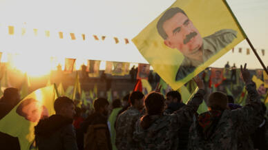 Los kurdos sirios sostienen banderas mientras se reúnen después de que el líder militante de Turquía, Abdullah Ocalan, encarcelado, pidió a su Partido de los Trabajadores del Kurdistán (PKK) que deponga las armas el jueves, una medida que podría poner fin a su conflicto de 40 años con Ankara y tener consecuencias políticas y de seguridad de largo alcance para la región, en Hasakah, Siria, el 27 de febrero de 2025.