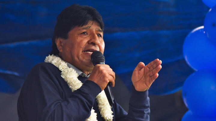 El expresidente boliviano Evo Morales se dirige a sus partidarios durante un evento en el que se autoproclama candidato a la presidencia en las elecciones de 2025, en Cochabamba, Bolivia, el 19 de abril de 2025.