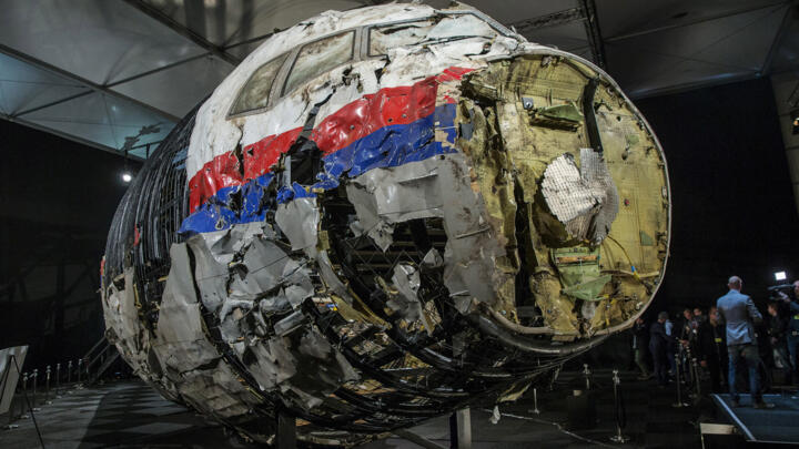 Archivo: los restos reconstruidos del avión MH17 se ven después de la presentación del informe final sobre el accidente de julio de 2014 del vuelo MH17 de Malaysia Airlines sobre Ucrania, en Gilze Rijen, Países Bajos, el 13 de octubre de 2015.