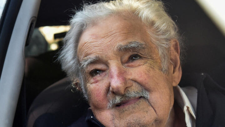 Archivo: el expresidente de Uruguay, José Mujica, observa después de emitir su voto para la segunda vuelta de las elecciones presidenciales entre el candidato de centroizquierda Yamandu Orsi y el candidato de la coalición conservadora gobernante Álvaro Delgado, en Montevideo, Uruguay, el 24 de noviembre de 2024.