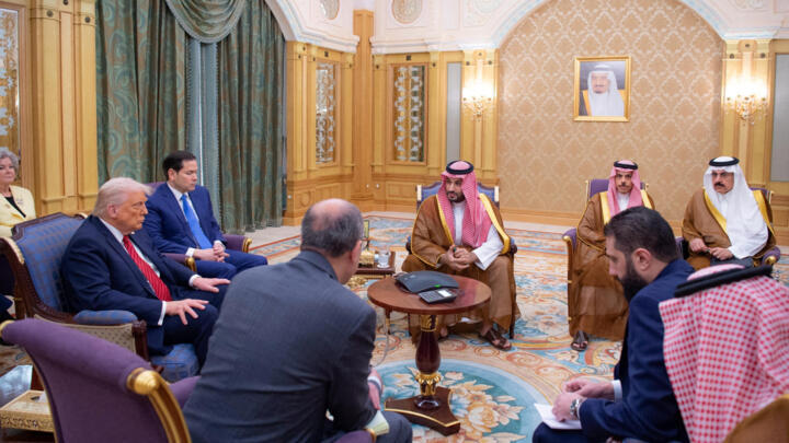 El presidente sirio, Ahmed al-Sharaa, se reúne con el presidente estadounidense, Donald Trump, y el príncipe heredero saudí, Mohammed Bin Salman, y otros funcionarios en Riad, Arabia Saudita, en este folleto publicado el 14 de mayo de 2025.