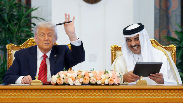 El presidente de Estados Unidos, Donald Trump, y el emir de Qatar, Tamim bin Hamad Al Thani, se reúnen en Doha, Qatar, el 14 de mayo de 2025.