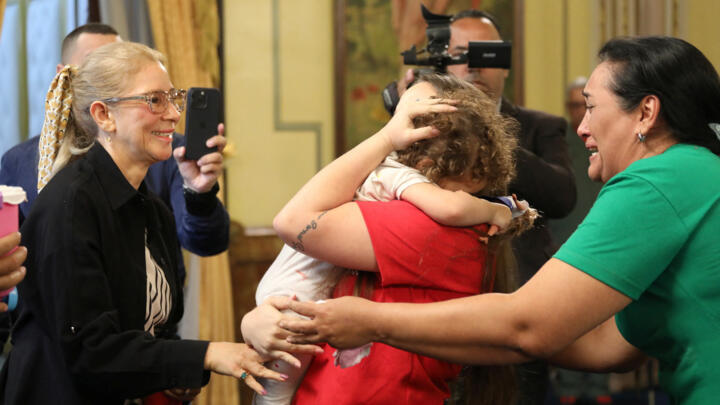 Maikelys Espinoza Bernal, una niña venezolana de dos años que fue separada de sus padres, es abrazada por su madre Yorely Bernal después de ser deportada de los EE. UU., en el Palacio de Miraflores, en Caracas, Venezuela, el 14 de mayo de 2025.