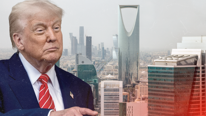 الرئيس الأمريكي دونالد ترامب مع خلفية تظهر العاصمة السعودية الرياض.